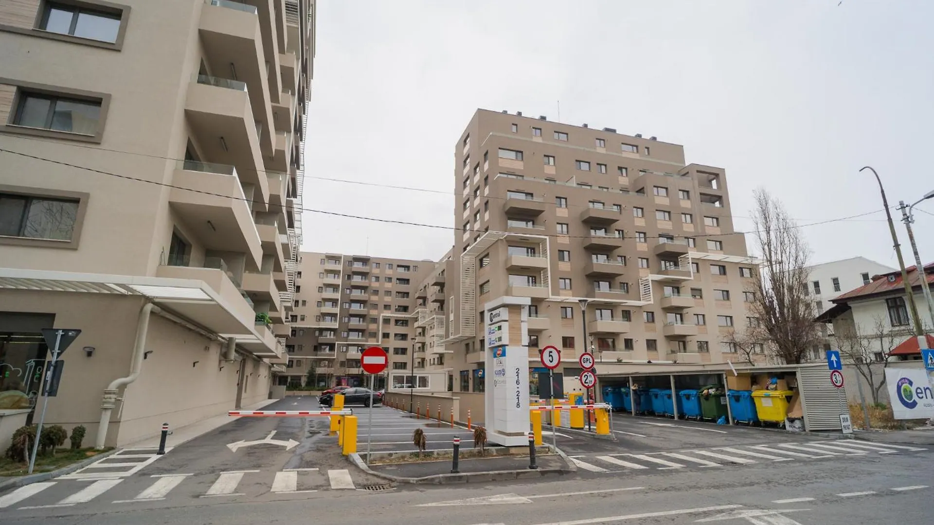 Central Apartments With City View & Large Balcony 布加勒斯特