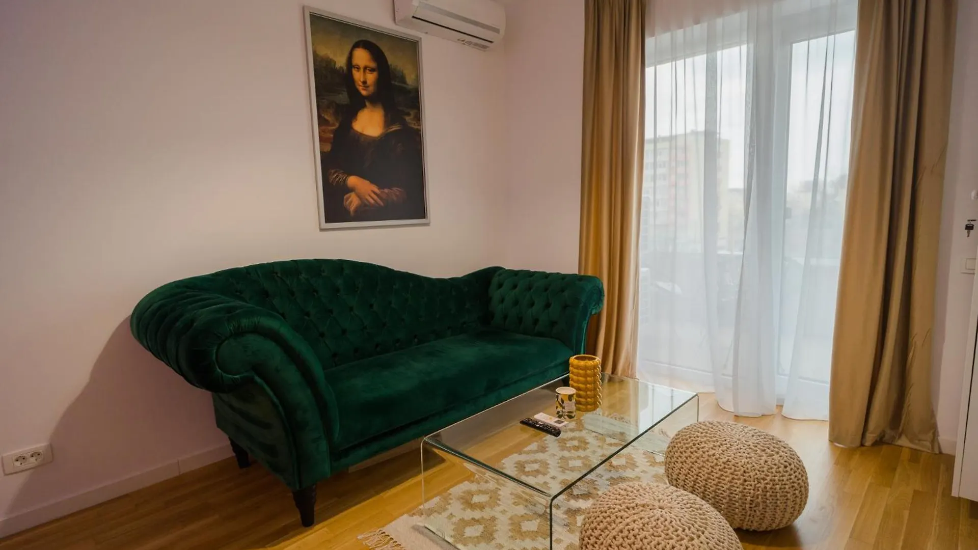 Central Apartments With City View & Large Balcony Bucarest