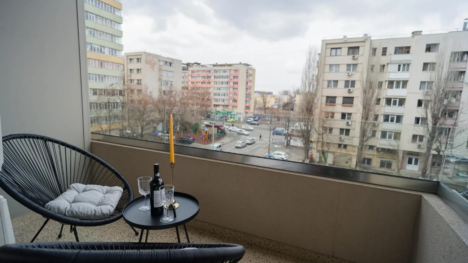 Central Apartments With City View & Large Balcony Bucarest Romania