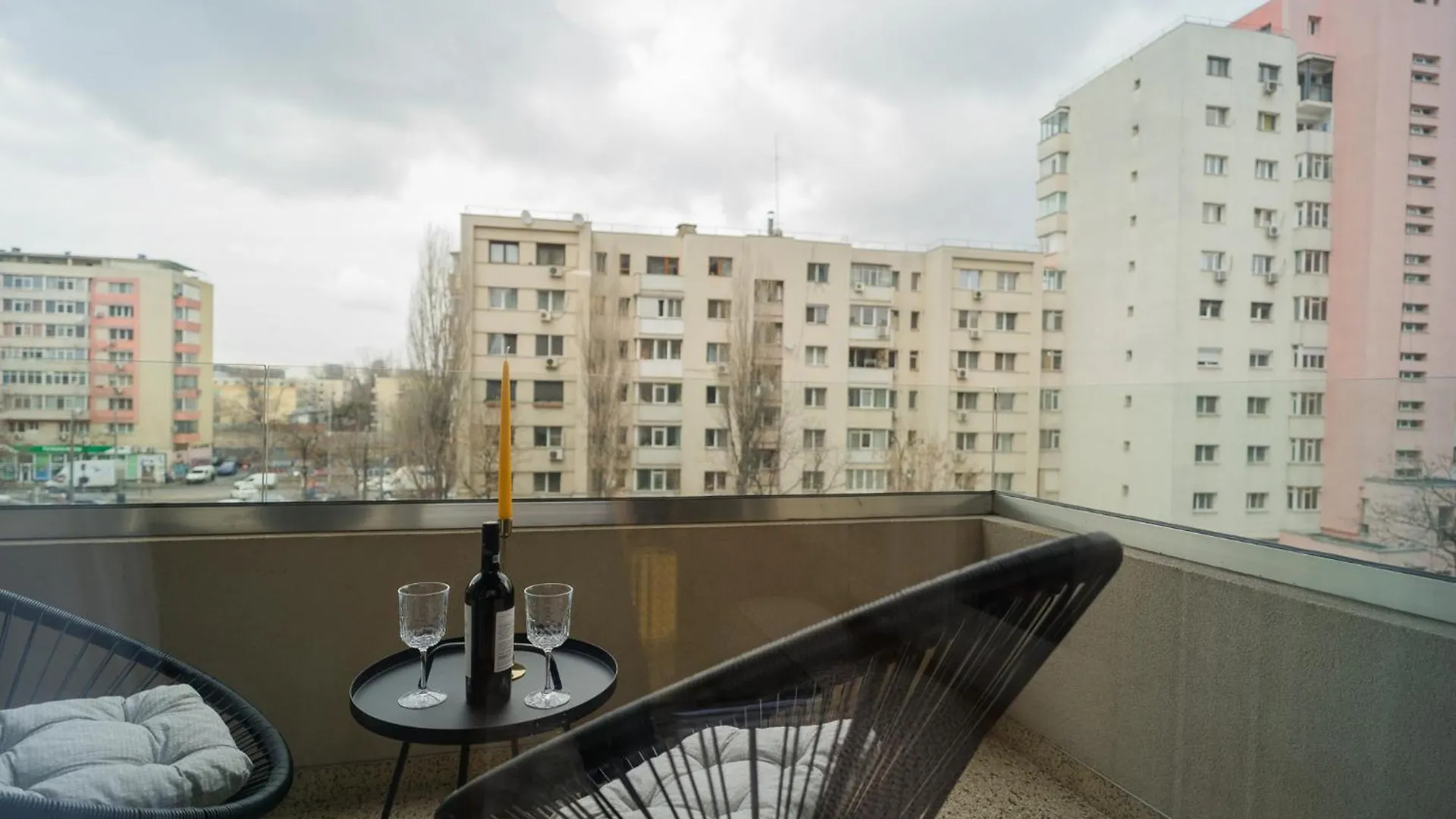 Central Apartments With City View & Large Balcony Bucarest Romania